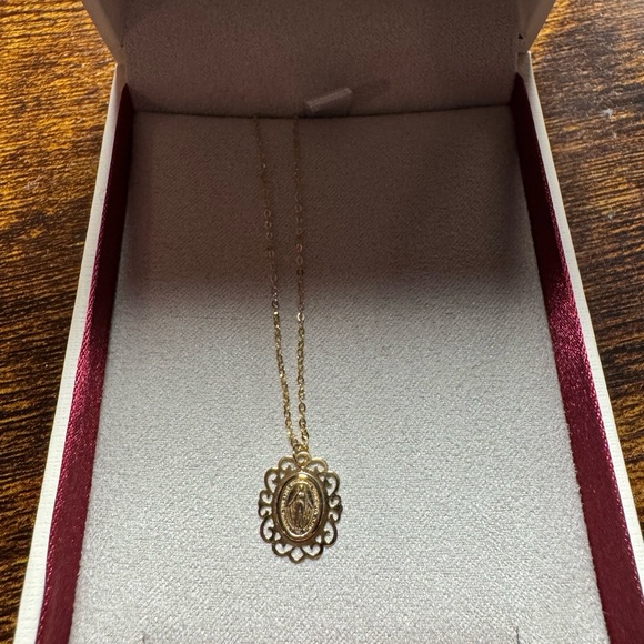 Dainty 14k Gold Miraculous Medal 18” cable chain - Picture 2 of 8